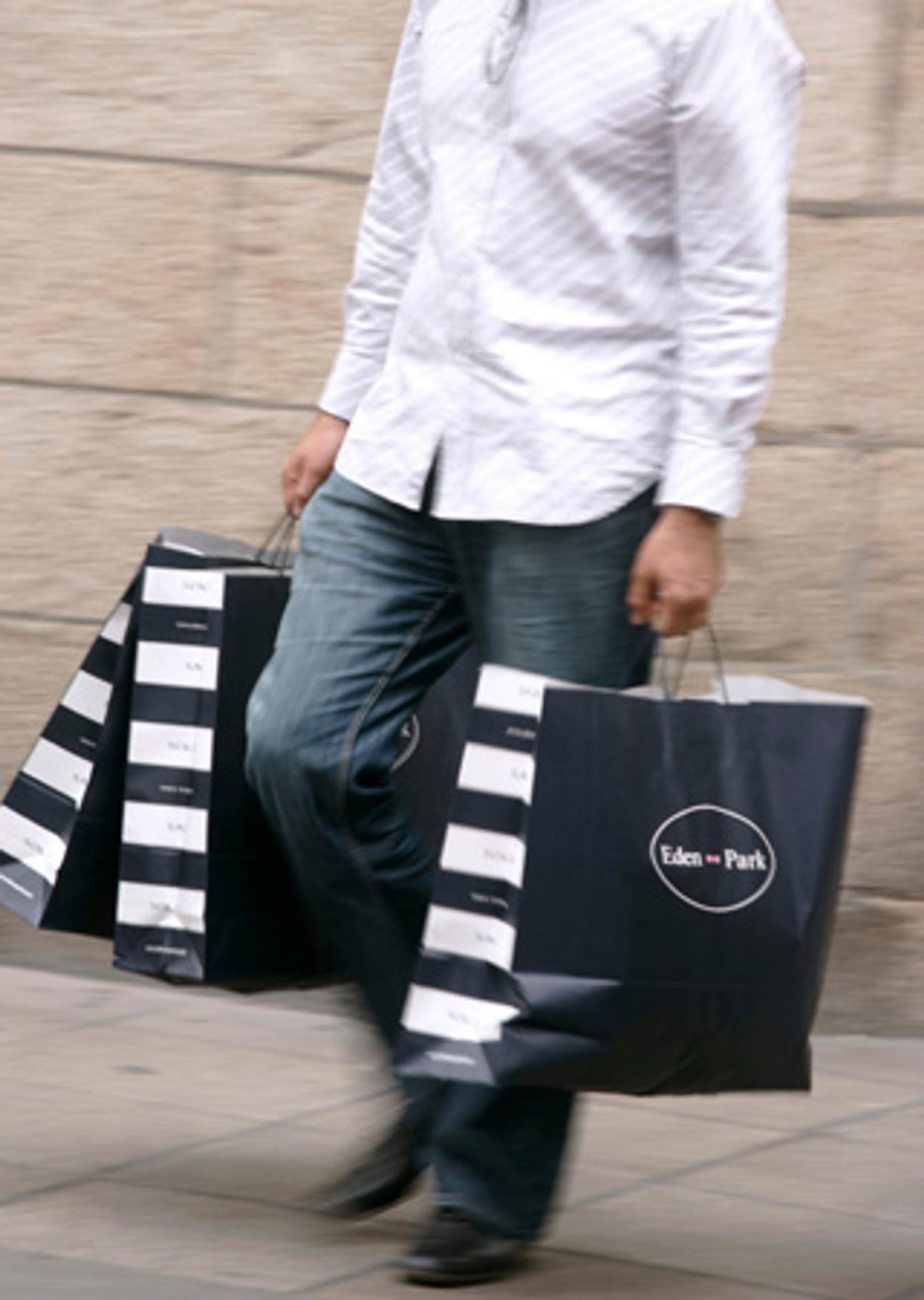 - Menn shopper sjeldnere enn kvinner men kjøper dyrere ting, sier samfunnsforsker Thor Øivind Jensen. Foto: Colourbox.com