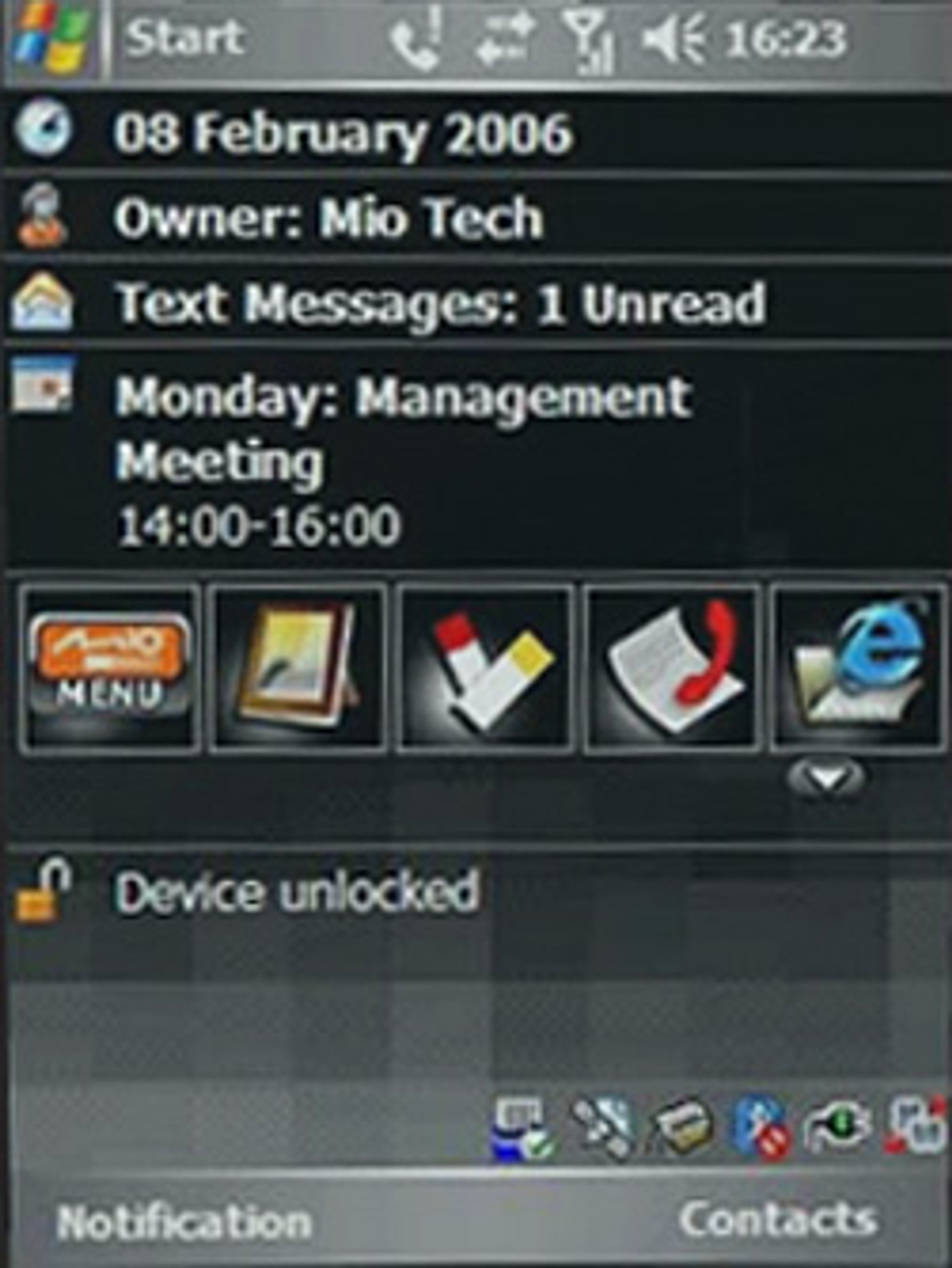 Telefonen kjører Windows Mobile. Her ser du hvileskjermen. (Foto: Mio)