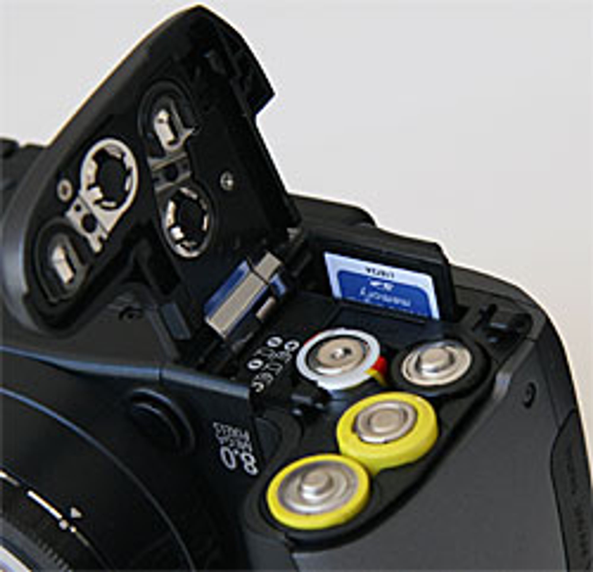 Batterier og minnekort under samme lokk.