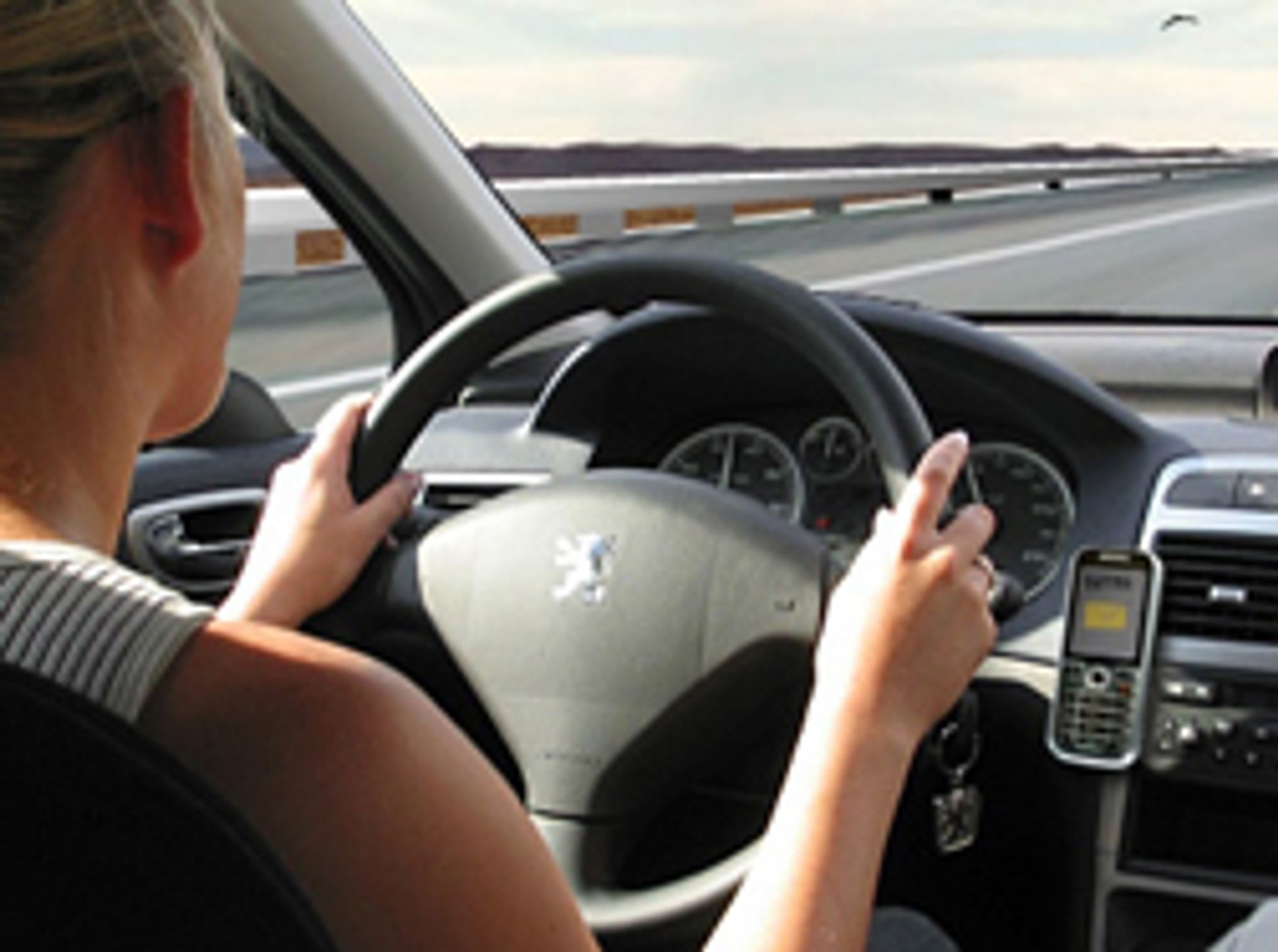 N� kan du f� trafikkmeldinger oppringt og opplest. (Foto: InteleSMS)