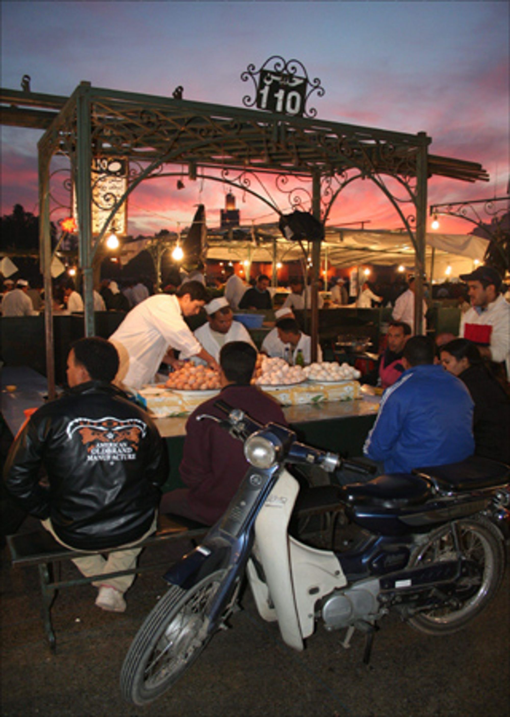  Ikke bare turister, men også mange lokale, tar dagens middag i bodene på Djemaa el-Fna. Foto: Ingunn Larsen<br><br>