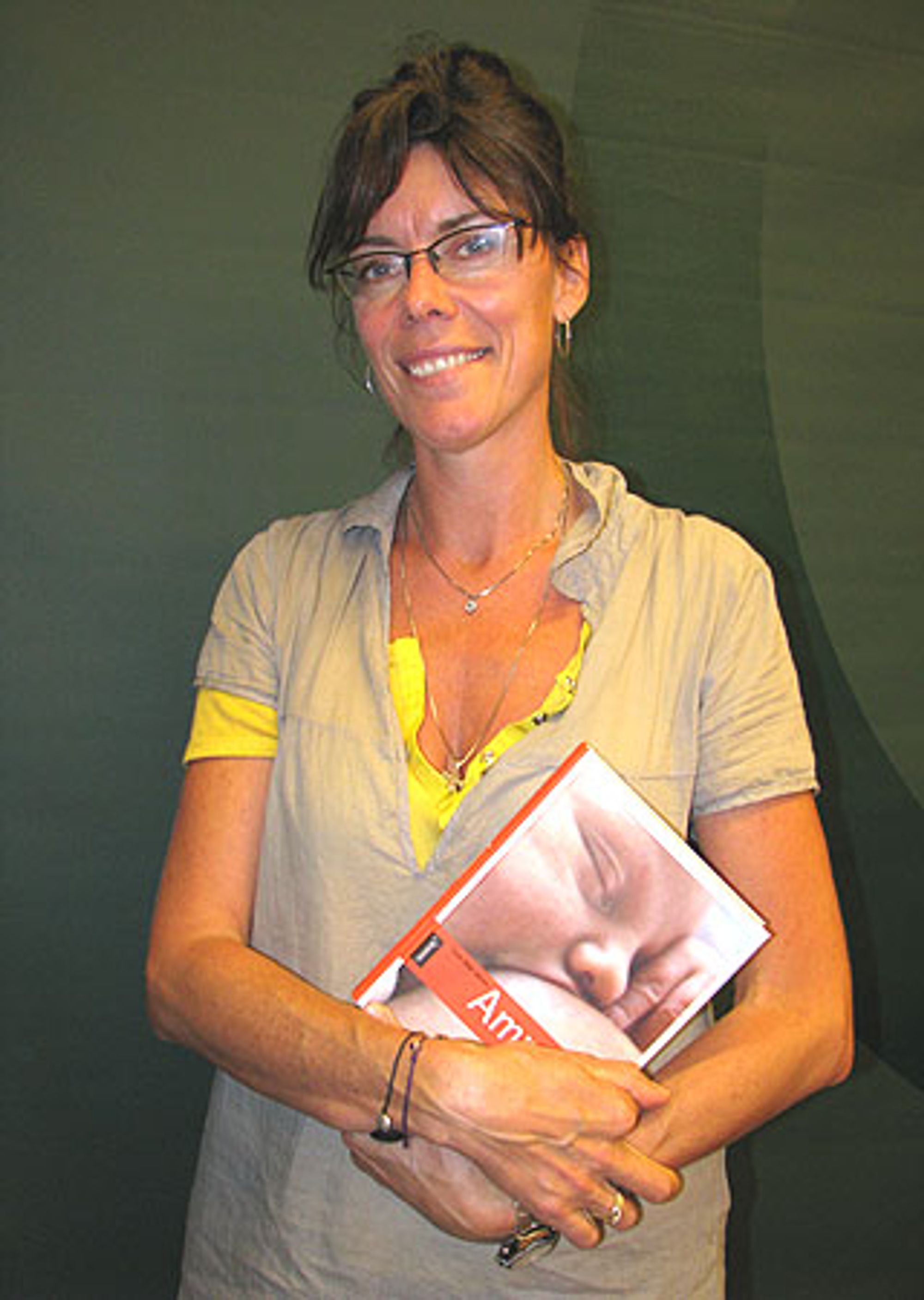 Jordmor Lene Skou Jensen har 20 års erfaring som jordmor og har mange ammeråd, men mener at man ikke bør tvinge babyen til amming. Foto: Linn M. Rognø