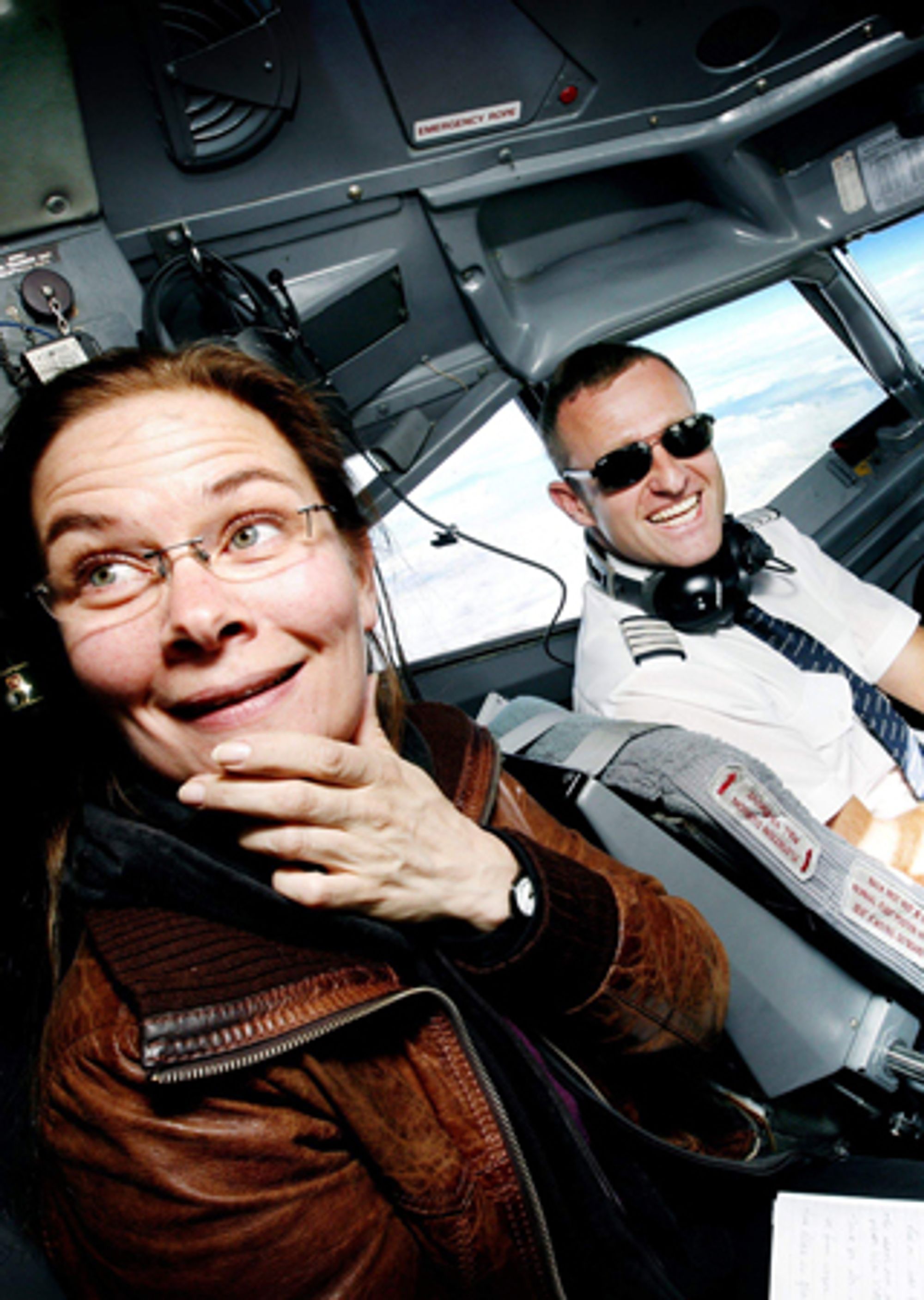 – Det er ikke farlig å fly, bedyrer kaptein Hans Martin Hansen i Norwegian-flyets cockpit – 35.000 fot over landjorda. Journalisten tviler: 