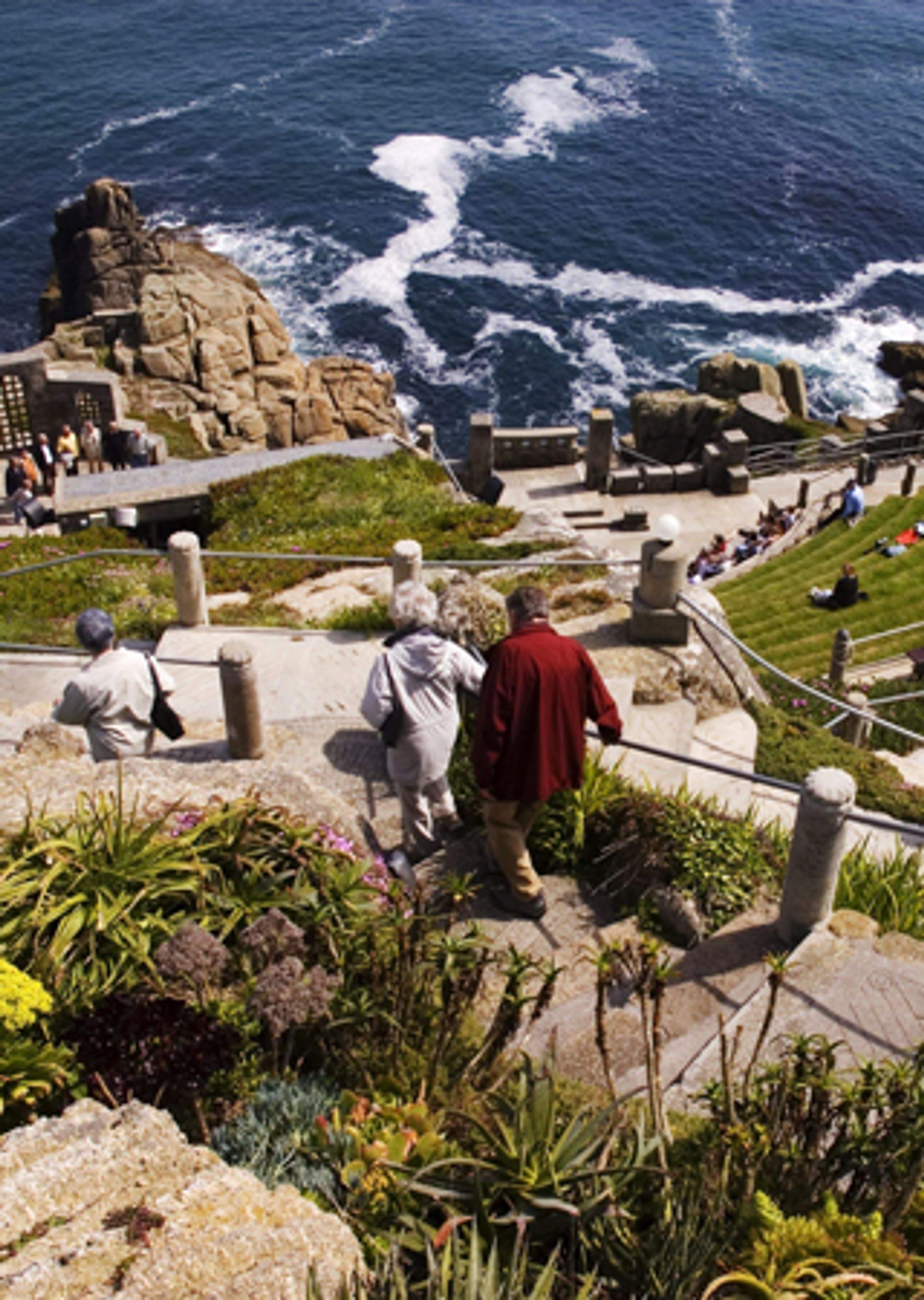 England er mye mer enn fotball og London. Ta en tur til Cornwall, og se blant annet Minack teateret nær småbyen Porthcurno. Foto: Glenn Beanland / Lonely Planet