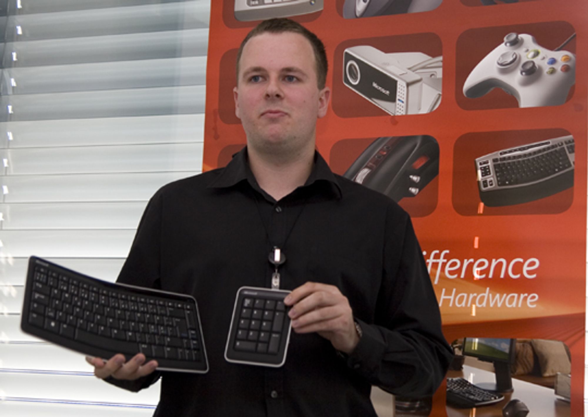 Tommy Holm, Product Manager SDA HW i Microsoft, viser frem varene