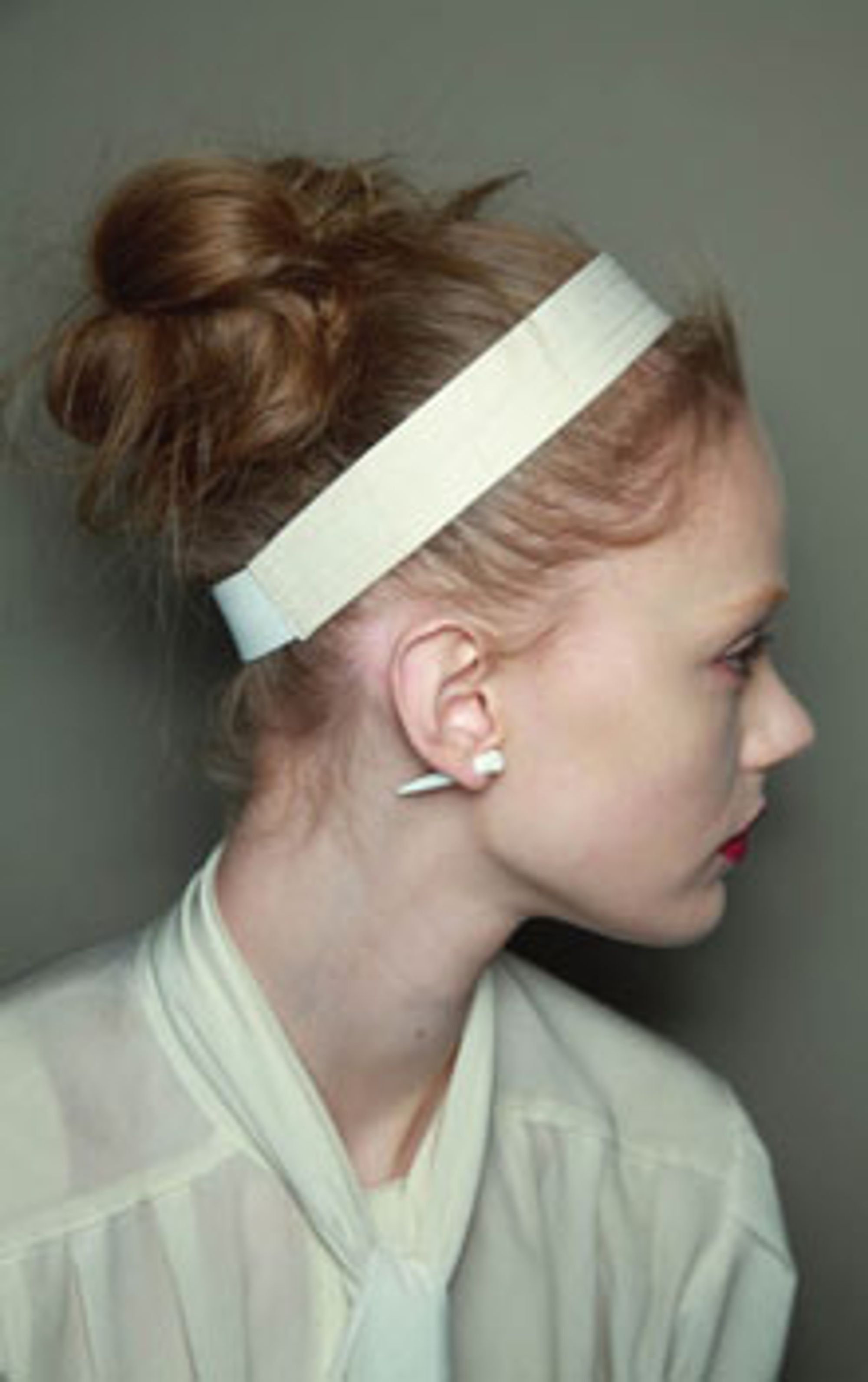 Kvinner som setter håret opp og bort fra ansiktet, utrstråler selvtillit samtidig som frisyren fremhever vakre ansiktstrekk. Foto: Redkenimages