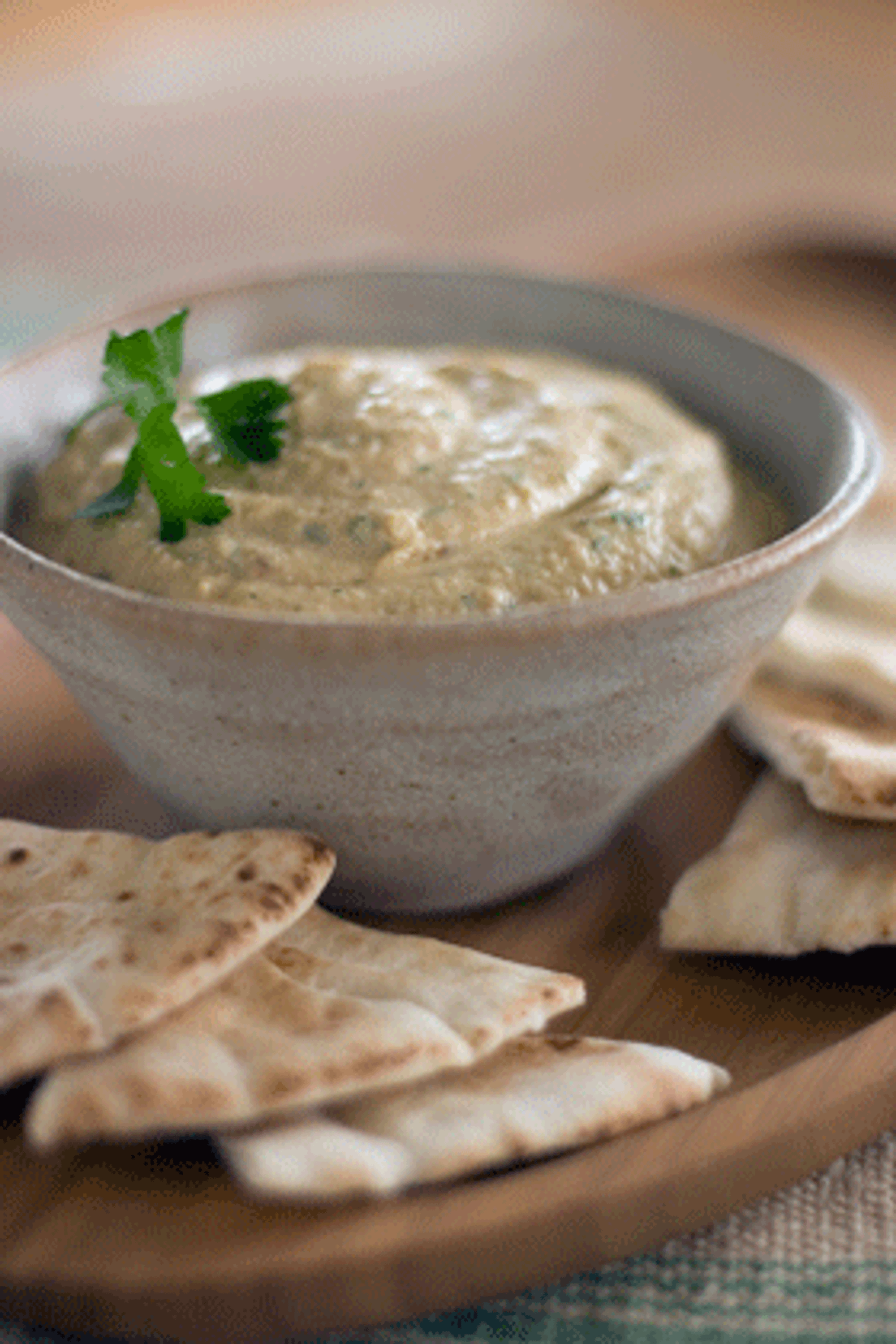 PERFEKT TIL DIP: Pensle pitabrødene med urteolje og stek i ovnen, serveres med dip, for eksempel Hummus!