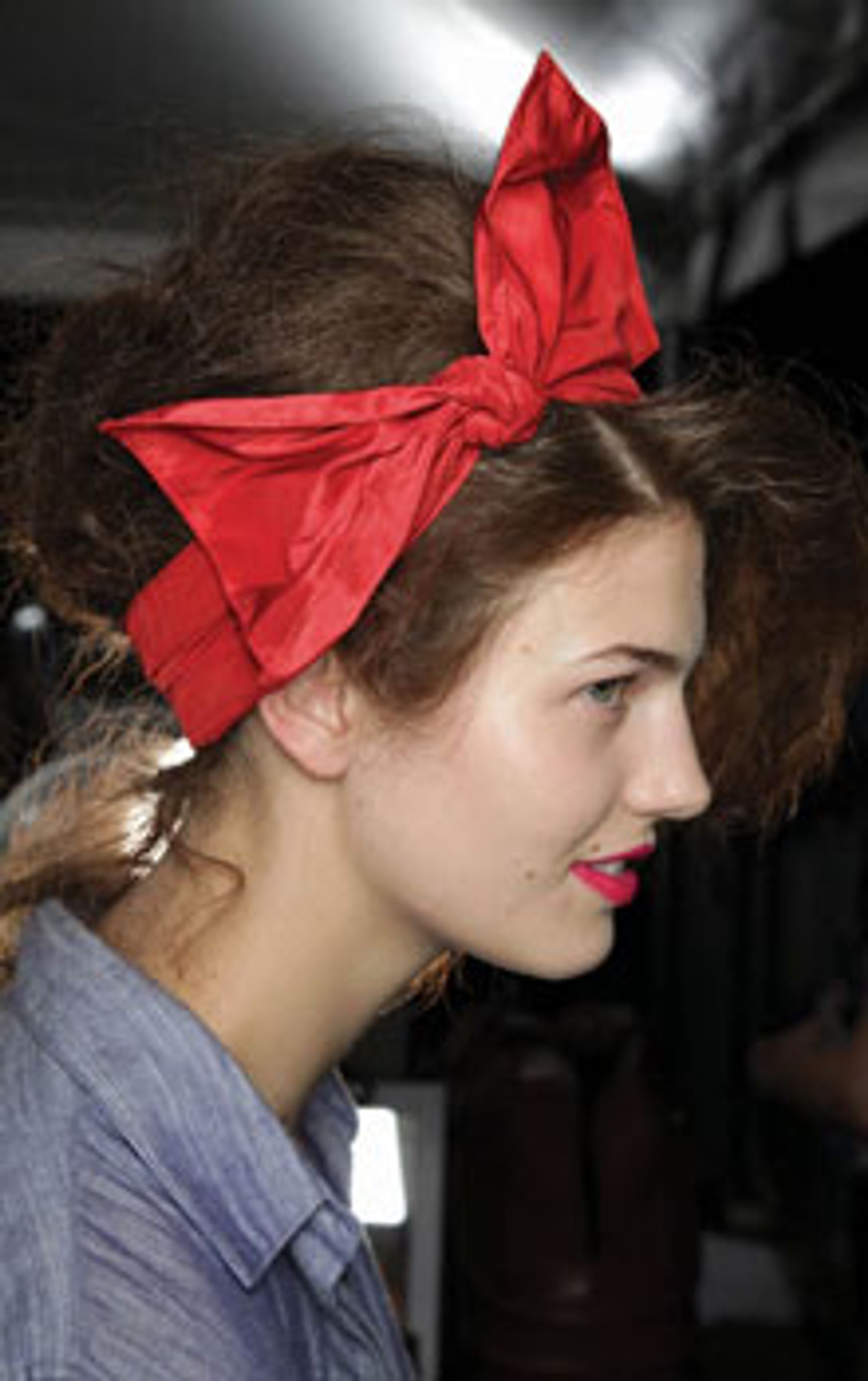 Håraccessories, rufselokker og blondt midskill med ettervekst er bare noen av de viktigste vårtrendene for håret dette året. Foto: Redken.