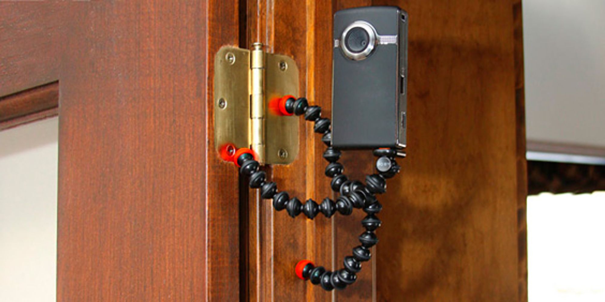 Kreativ bruk av d�rhengsler med Gorillapod Magnetic. (Foto: Joby)