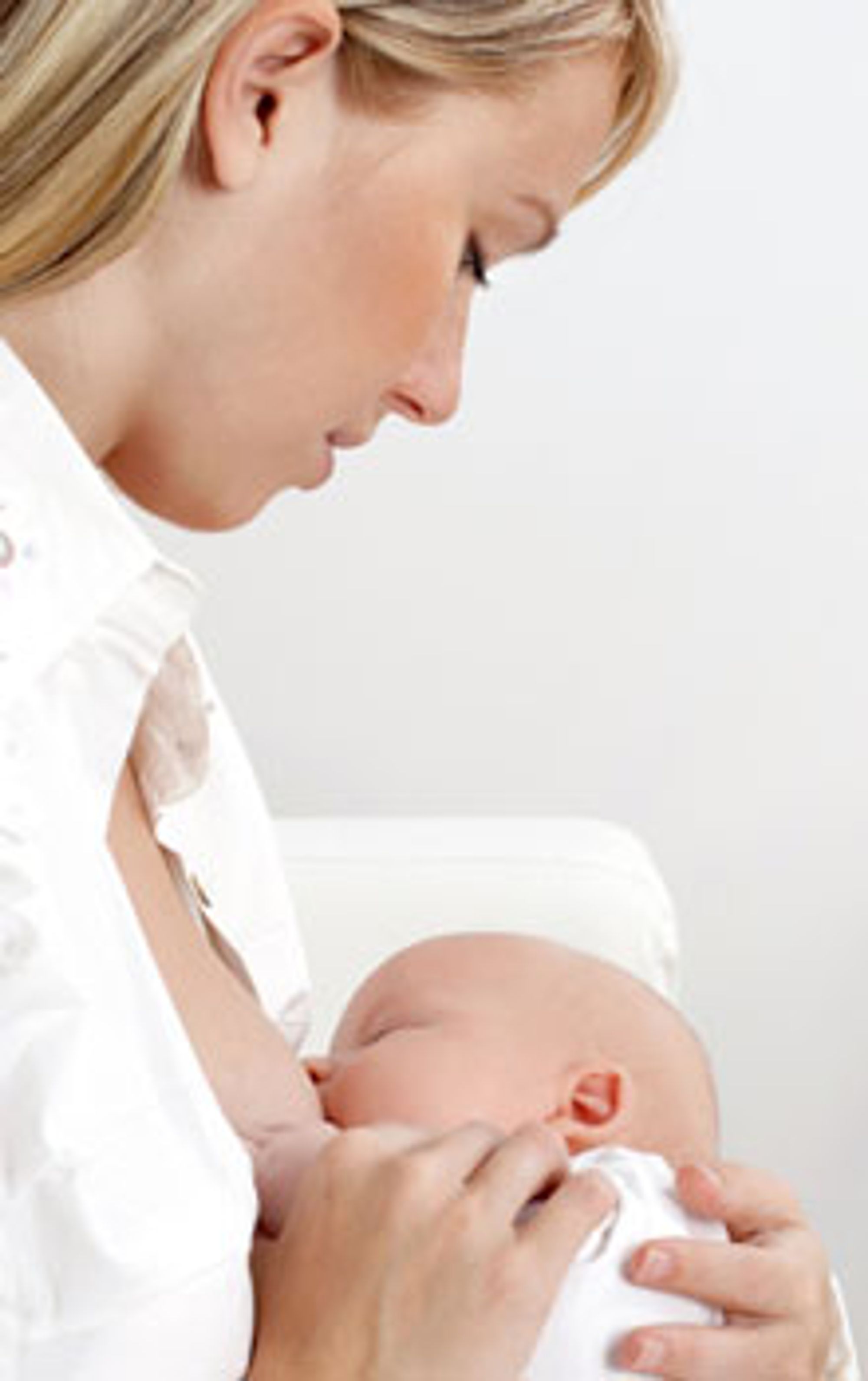 De første 24 timene handler om å få babyen vant til å spise fra deg. Foto: Istockphoto.com