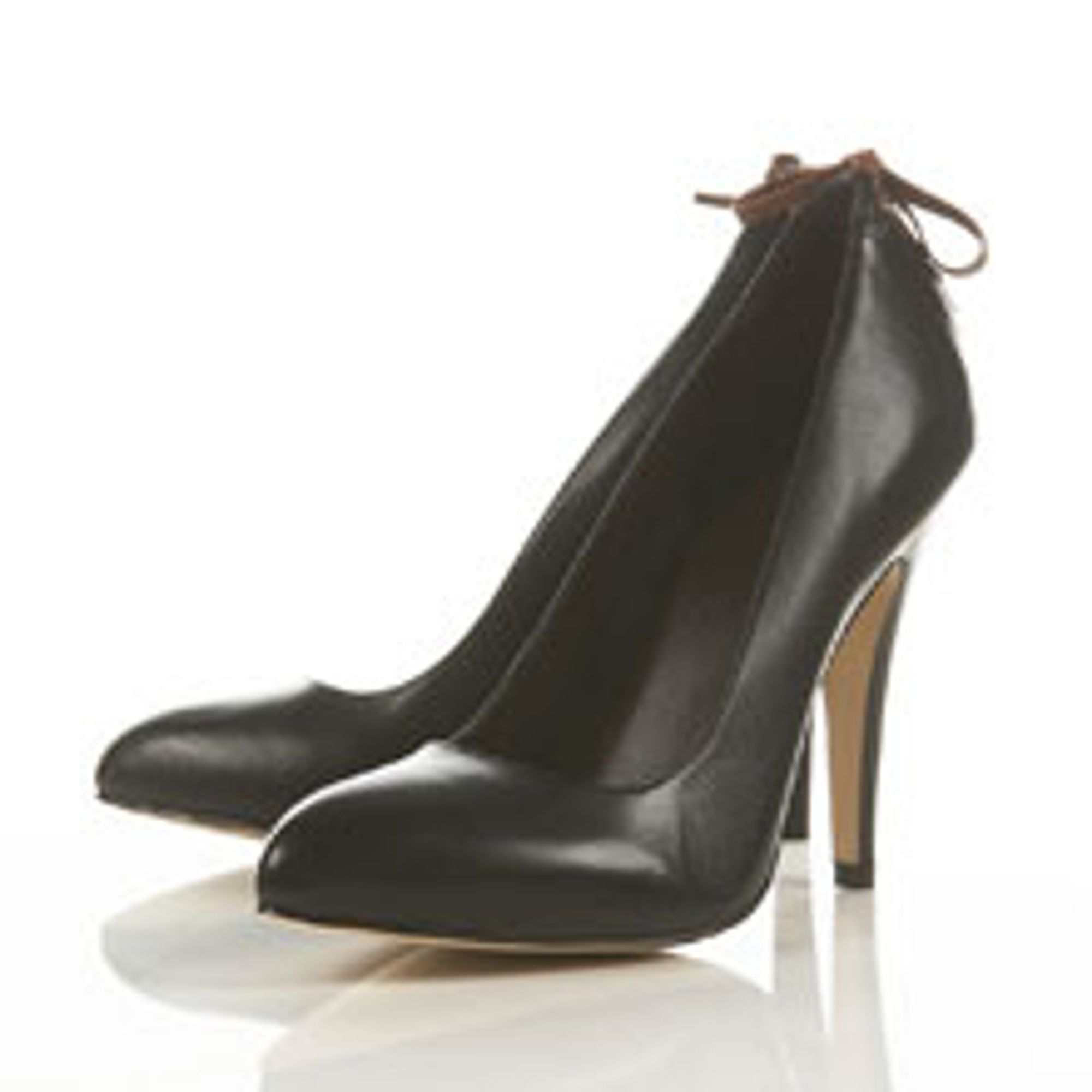 Svarte pumps passer i de fleste anledninger og er tidløse, husk å ta vare på både skinn og såle. Foto: £60, Topshop.