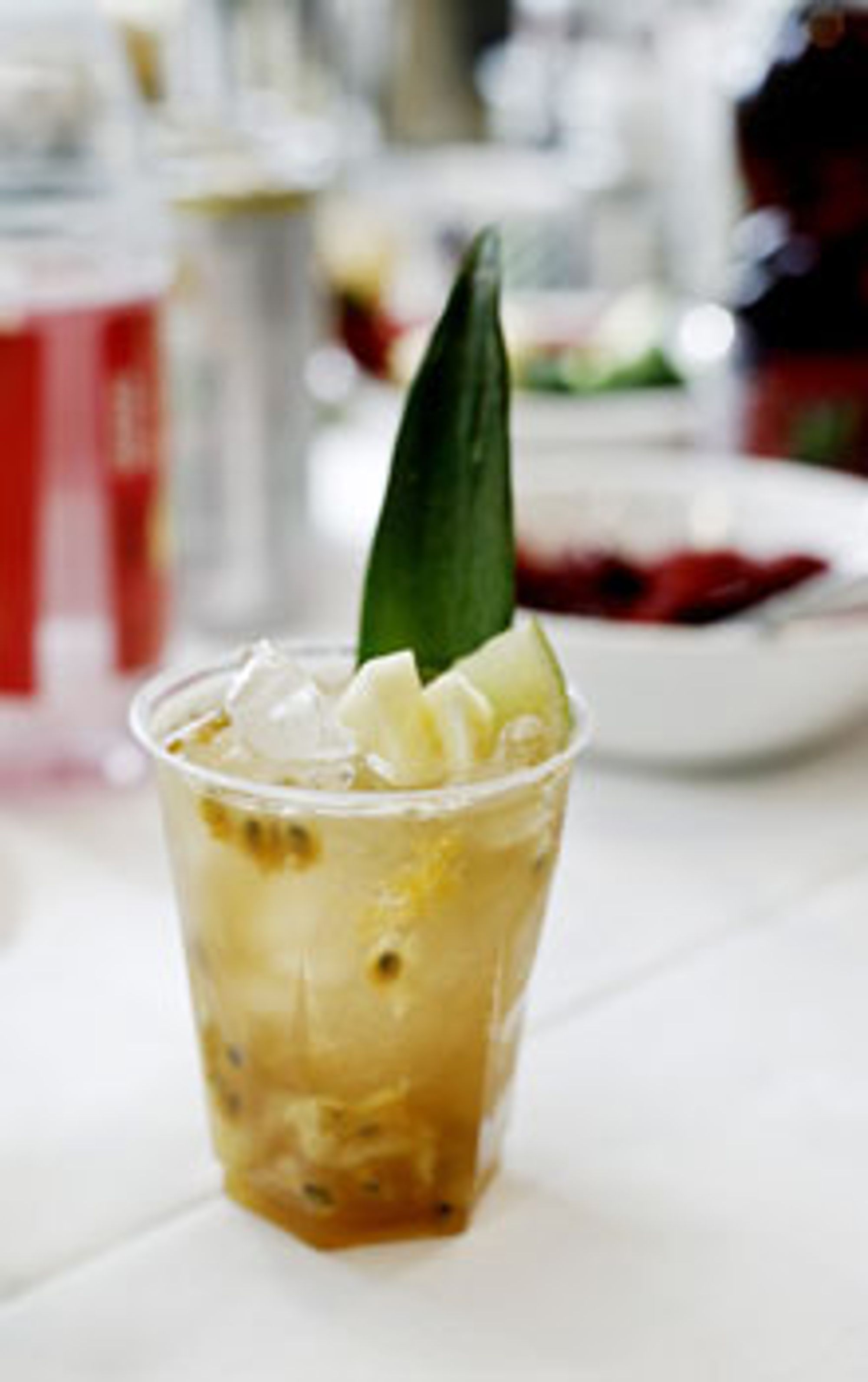 Pasjonsfrukt, ananas, lime, ingefærøl og is er ingrediensene i denne gule drikken. Foto: Tri Nguyen Dinh 