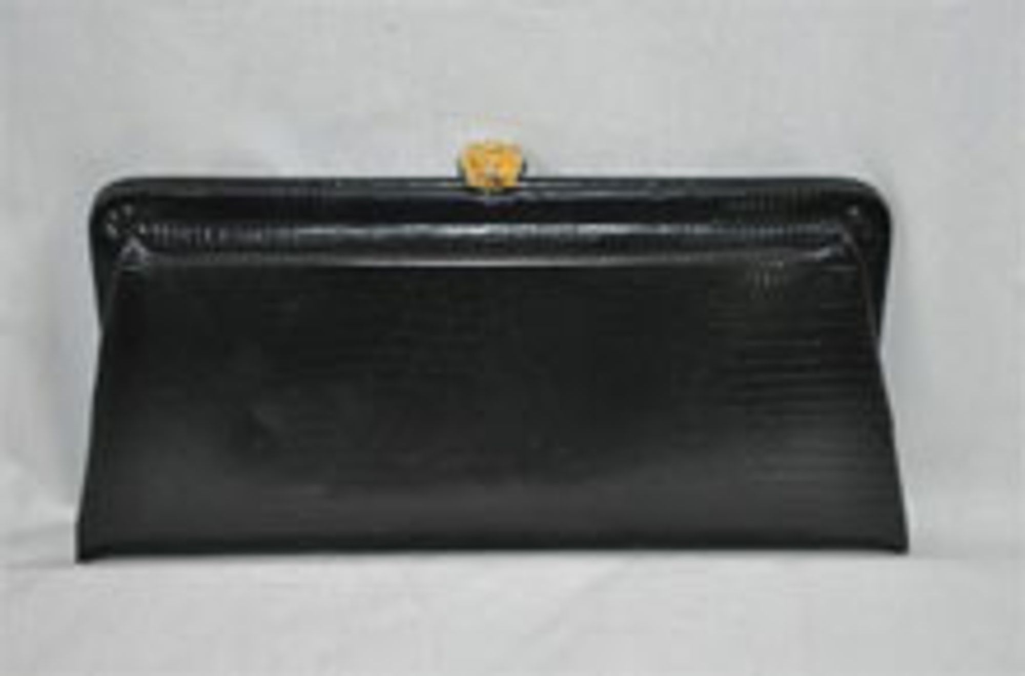 VINTAGE: Denne clutchen ligger ute til $14,99.