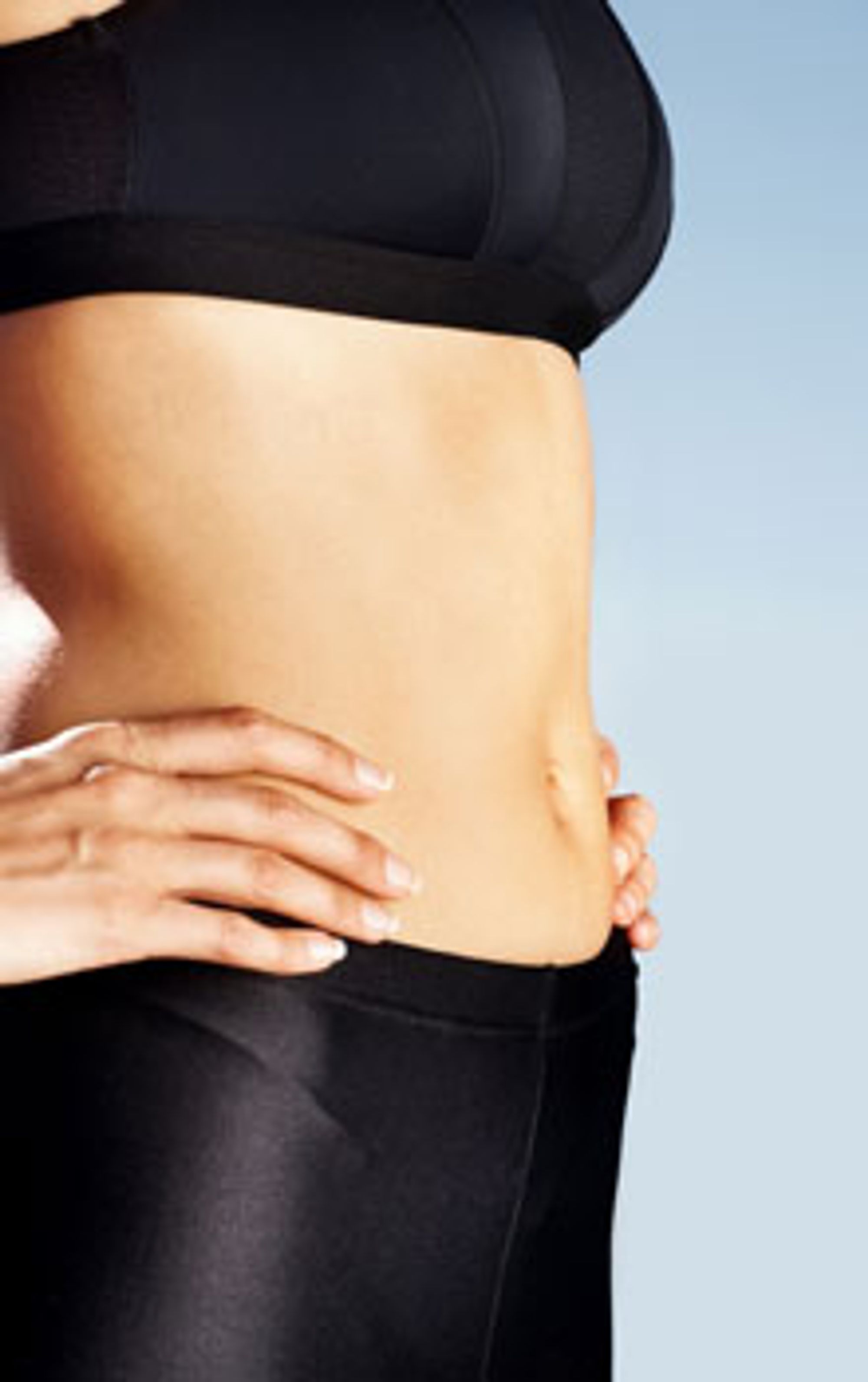 Absolutt alle kan få flat mage om de ønsker det, men det krever disiplin. Stikkord er unngå salt mat, drikk 2 liter vann per dag, spis små porsjoner, tren styrke og kondisjon hver uke. Foto: Istockphoto.com