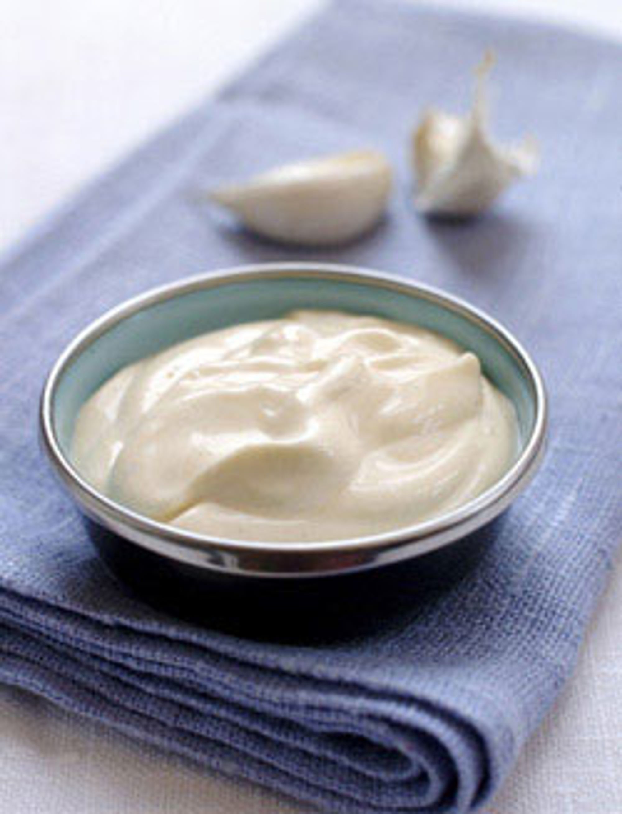 AIOLI: Hjemmelaget Aioli smaker utrolig mye bedre enn ferdigkjøpt, og er enklere å lage enn mange tror. Foto: Mat.no