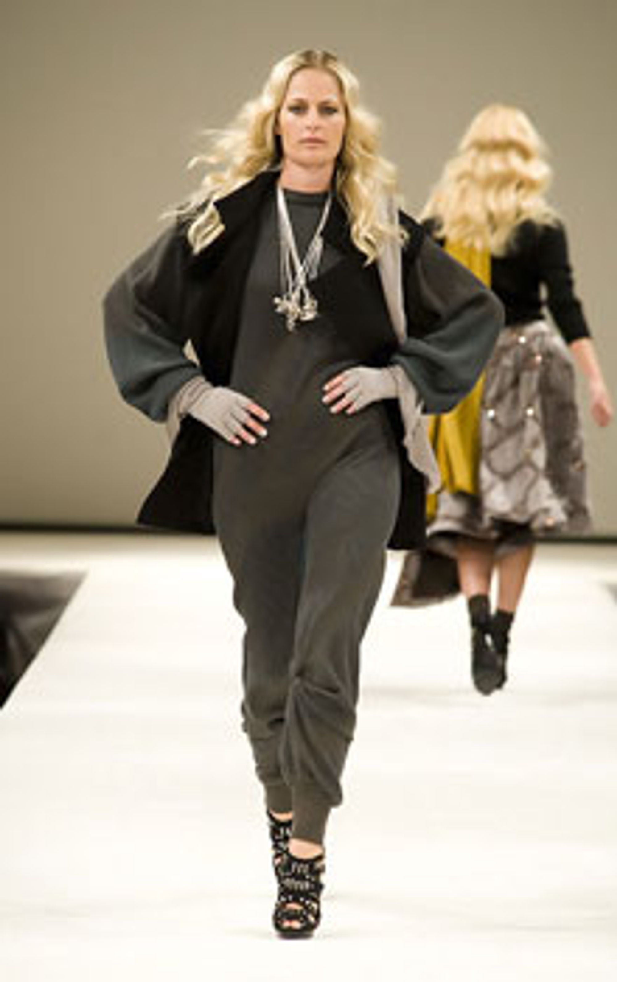 Denne høsten er allsidig på mange måter, men mest av alt er den inspirert av 90-tallet. I tillegg skal klærne være komfortable å gå i. Her fra Trendvisningen på Oslo Fashion Week torsdag. Foto: Steven Stieng / Norwegian Fashion.no