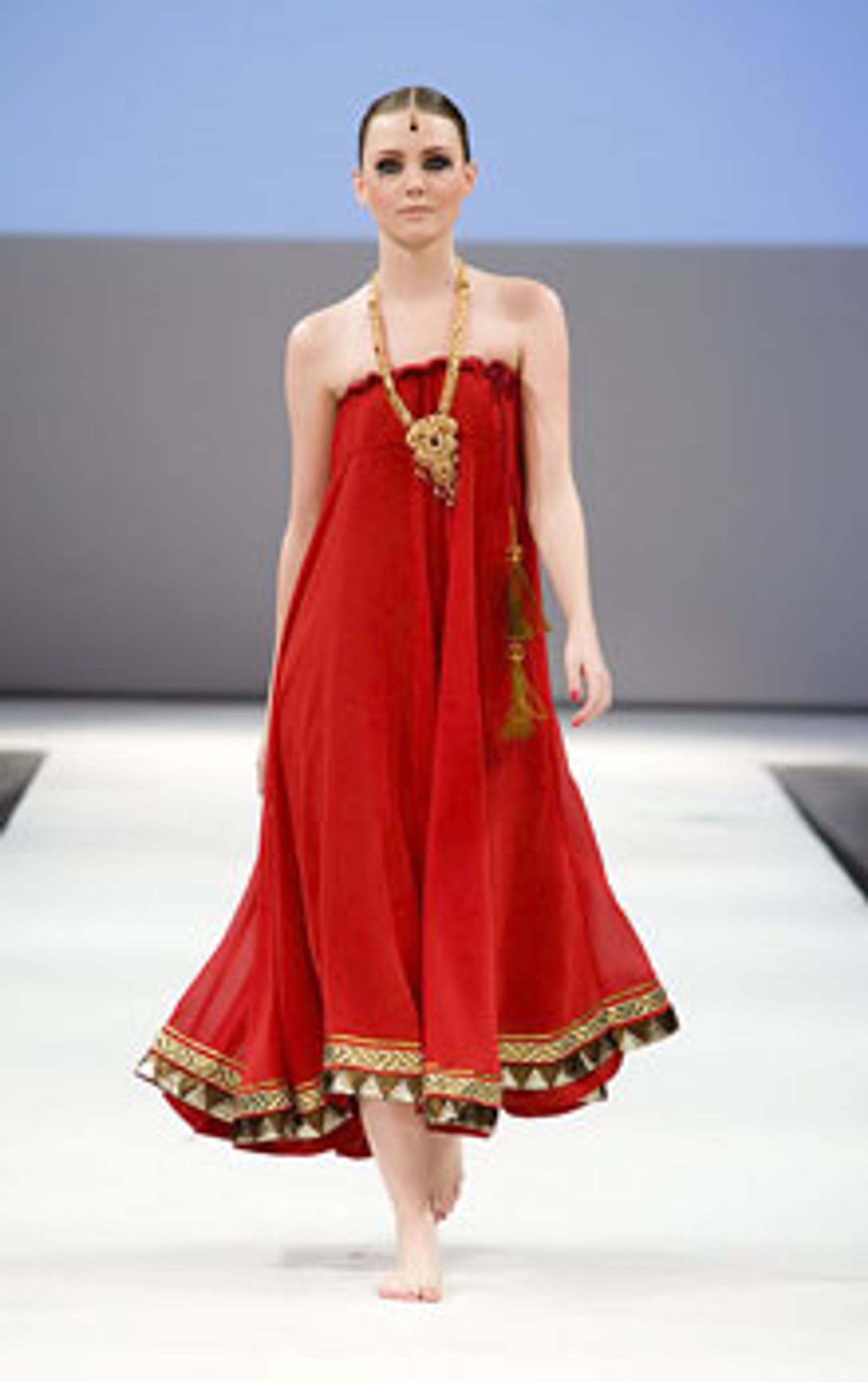 Indiske Ankita Bhatia imponerte med orientalsk sommermote fra Bouquet , på Oslo Fashion Week torsdag. Foto: Steven Stieng, OFW.