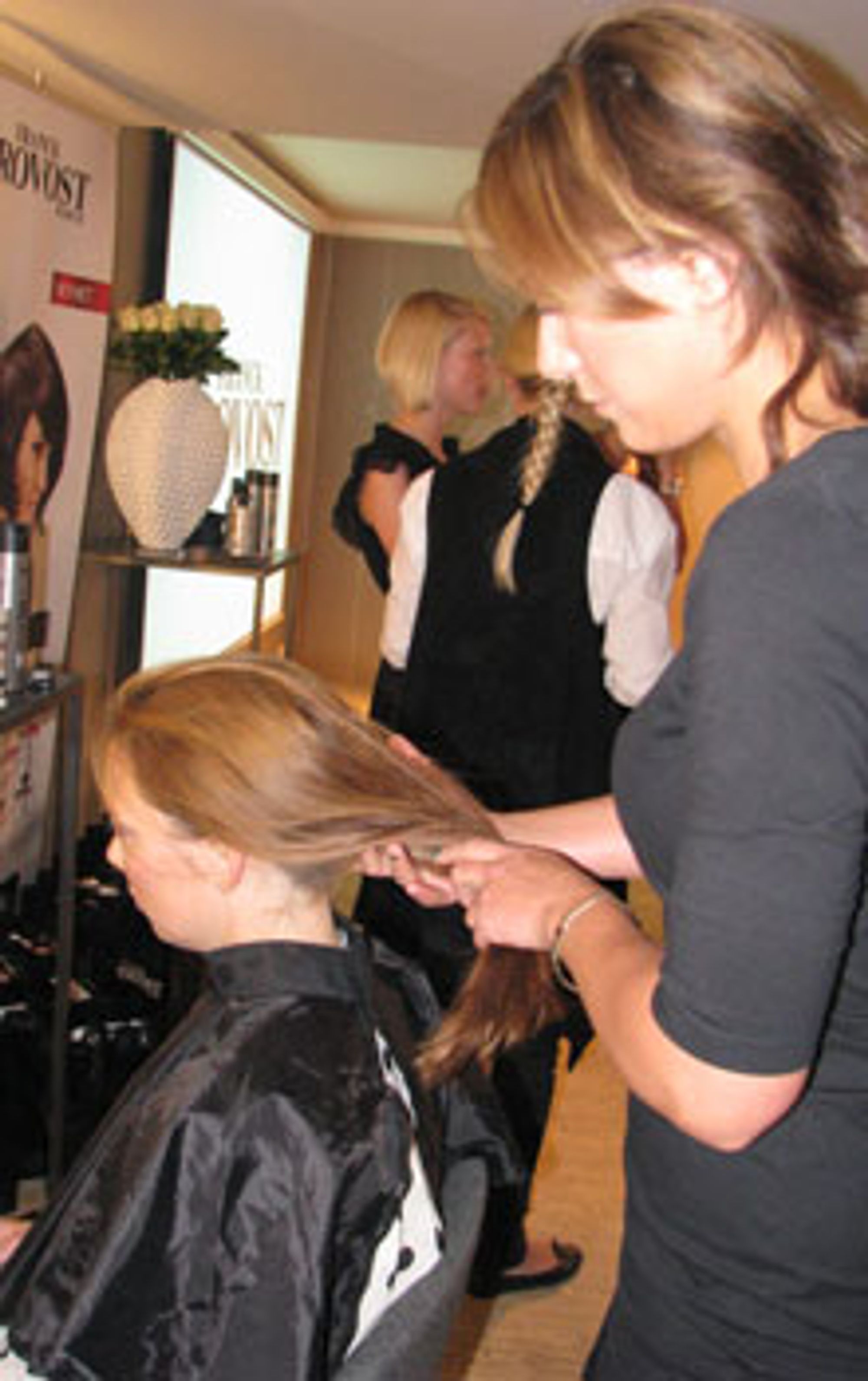 Frisør Carina Fisher gir volumtips. Foto: Linn M. Rognø.