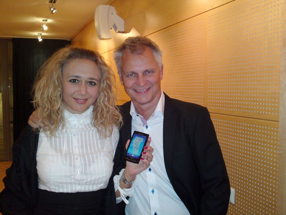 <p>Sony Ericssons Fredrika Sarb&auml;ck og Erik Sandsmark med den nye Android-baserte toppmodellen Xperia X10.</p>
