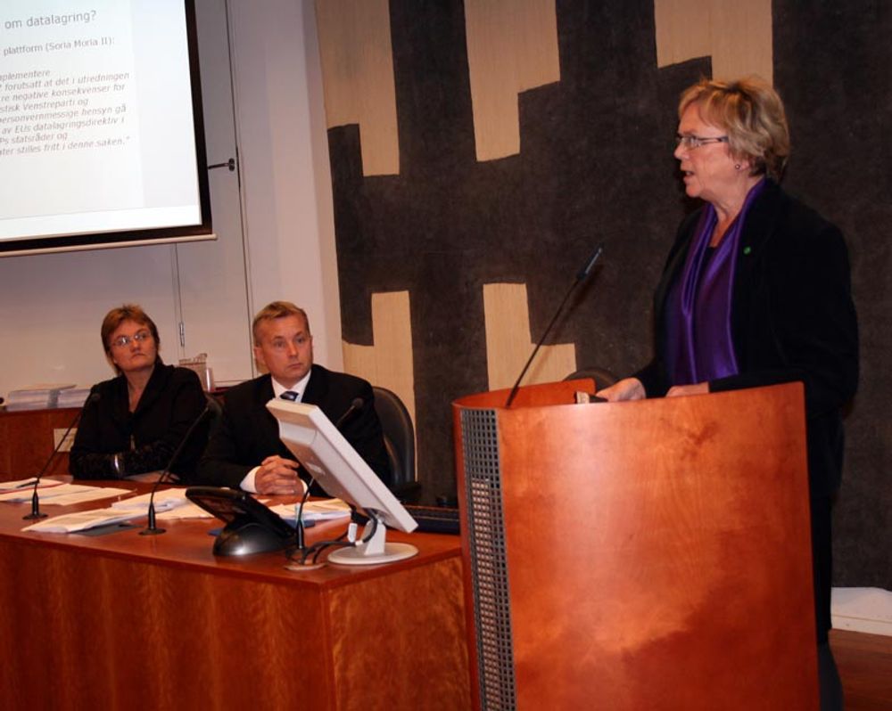 <p>De tre statsr&aring;dene Rigmor Aasrud, Knut Storberget og Magnhild Meltveit Kleppa presenterte i dag h&oslash;ringsnotatet under en pressekonferanse i Oslo.</p>