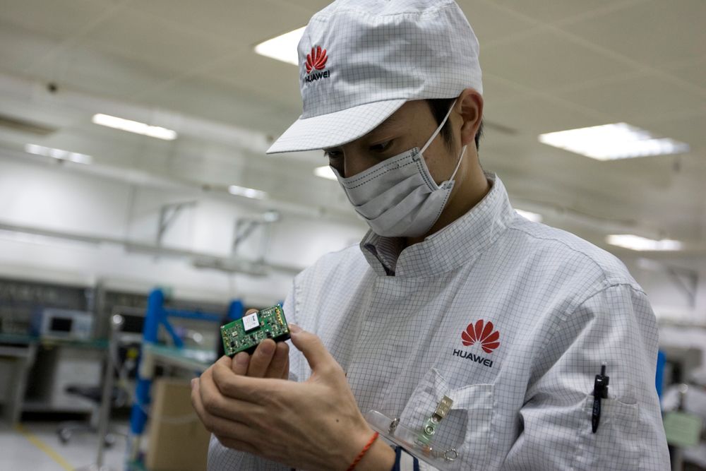 <p>Huawei har f&aring;tt nok en Telenor-avtale. Her representert ved en anonym kinesisk forskningsmedarbeider.&nbsp;</p>