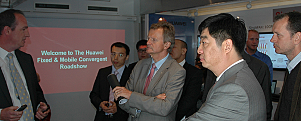<p>Ken Hu, en av lederne i Huaweis roterende lederkollegium, m&oslash;ter Jon Fredrik Baksaas p&aring; Fornebu.</p>