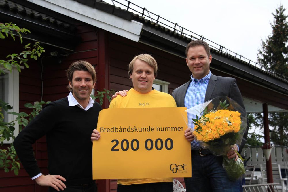 <p>Terje Jenssen fra Skedsmokorset ble kunde nummer 200.000. Her sammen med Produktdirekt&oslash;r i Get, Morten Lynum (til h&oslash;yre) og produktsjef for bredb&aring;nd i Get, Nicolai Bauer (til venstre).&nbsp;</p>
