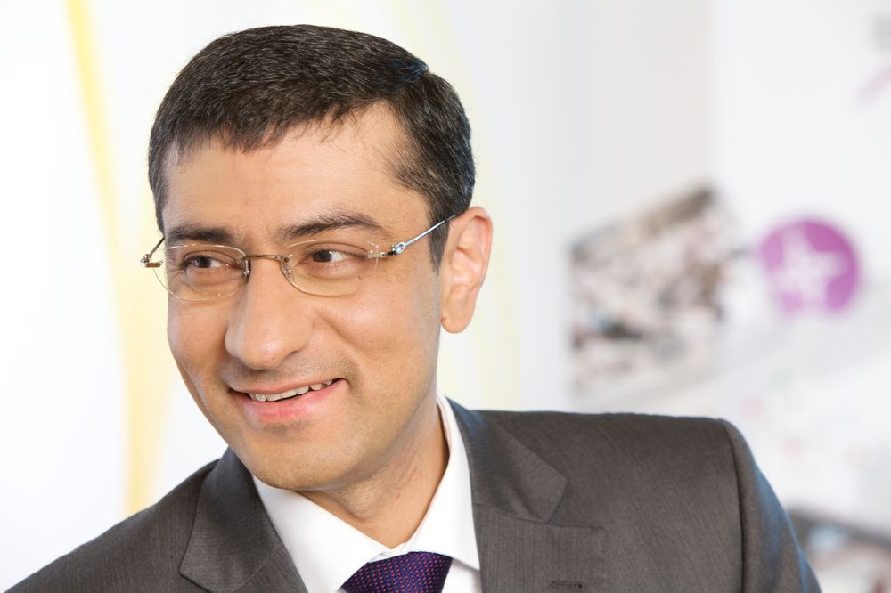 <p>Nokia Siemens-sjef Rajeev Suri har vunnet en rekke radiokontrakter i tredje kvartal. Infonetics research ansl&aring;r at selskapets markedsandel har gjort et hopp fra 13 til 21 prosent i kvartalet. Dermed er selskapet oppe i ryggen p&aring; markedslederen.</p>