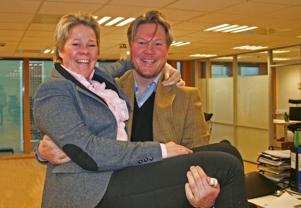 <p>Beate St&oslash;rkson blir ny norgessjef i Link mobile solutions. Her holdes hun av konsernsjef Glenn Stenholm.&nbsp;</p>