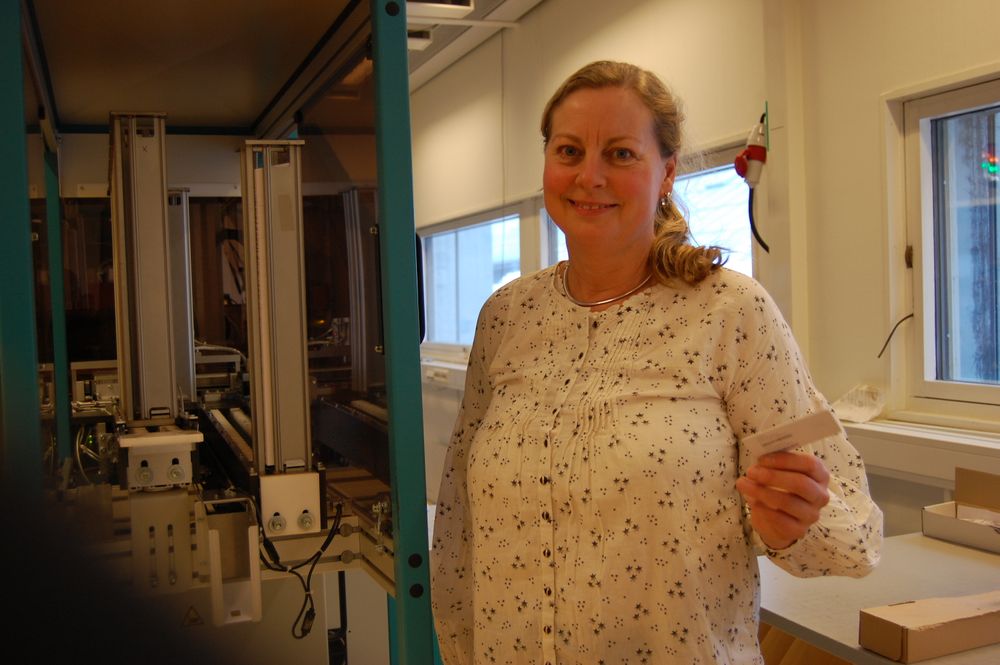 <p>Her er Conax-sjef Berit Svendsen avbildet i selskapets lokaler. I dette rommet produseres opptil 250 000 kort i uka.</p>