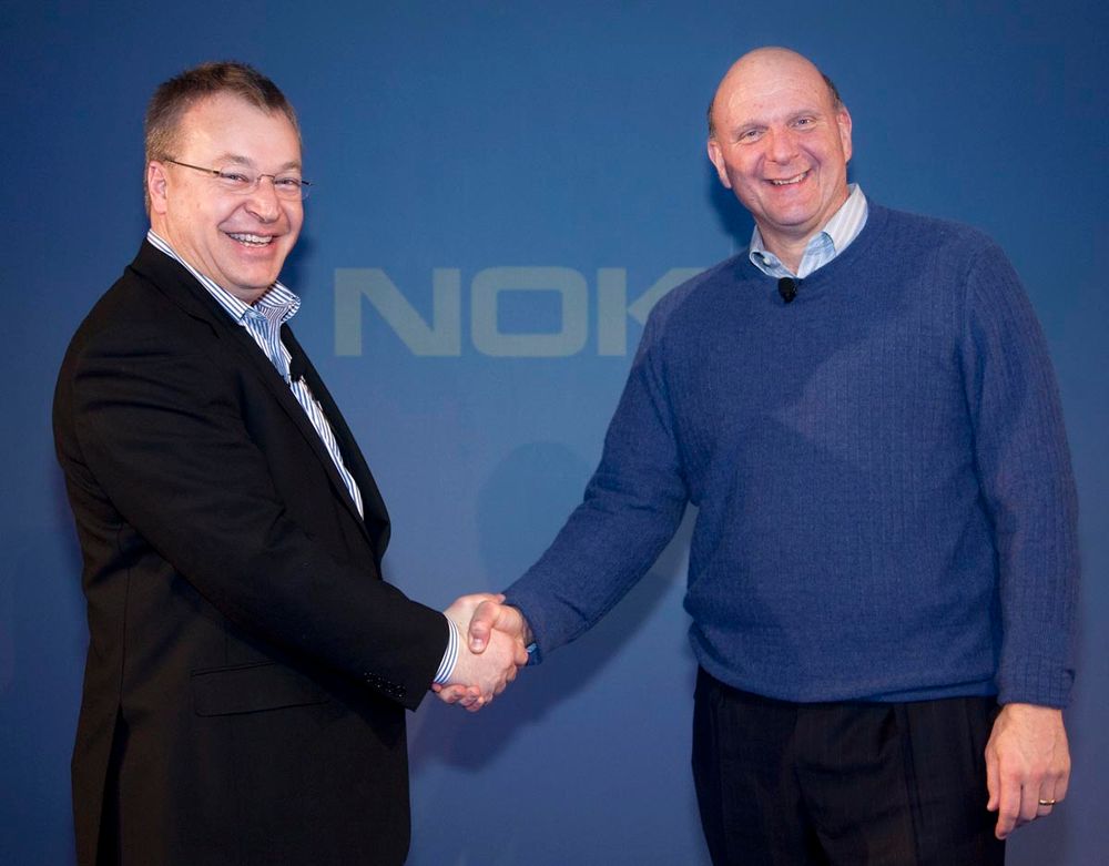 <p>Nokias toppsjef Stephen Elop med Microsoft-sjef Steve Ballmer. Forel&oslash;pig har ikke samarbeidet b&aring;ret de helt store fruktene.</p>