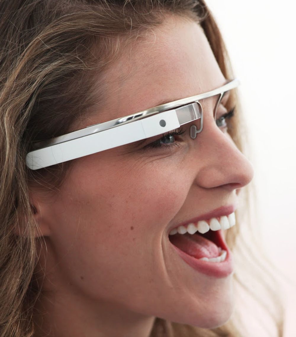 <p>Google Project Glass er det mest ber&oslash;mte av teknobrillene det jobbes med. Men ogs&aring; selskaper som Apple, Microsoft, Olympus og Sony har forsket p&aring; smarte briller. Det samme gj&oslash;r en rekke nye, mindre kjente selskaper (foto: Google Project Glass).</p>