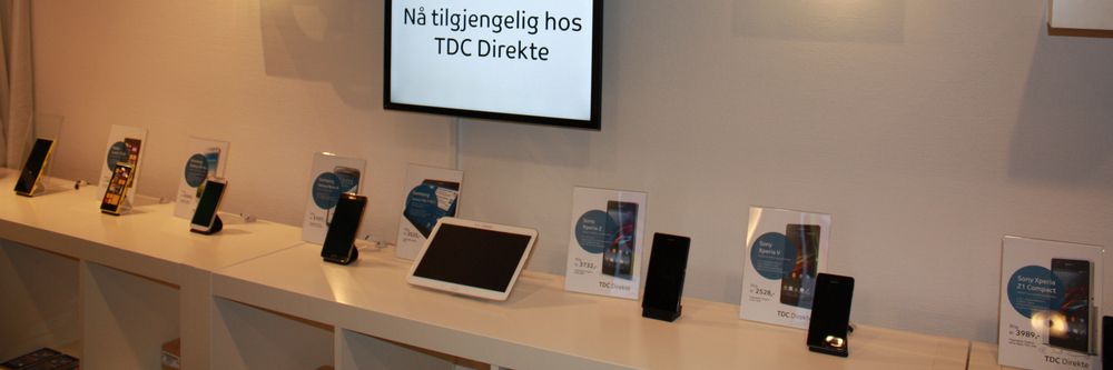 Her er noen av telefonene TDC selger via sin nettbutikk, og som står utstilt i visningerommet bak resepsjonen hos TDC i Nydalen. 