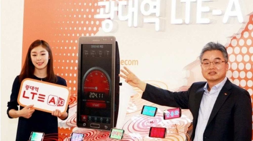 Lee Jong-Bong, Executive Vice President og leder for nettverksdivisjonen I SK Telecom, og modellen Kim Yuna, som fronter reklamen for det superraske mobilnettet, poserer her foran et speedometer for 225 Mbit/s LTE-Advanced under en pressekonferanse.