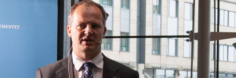 Samferdselsminister Ketil Solvik-Olsen vil ikke dele ut mer enn 50 millioner kroner til bredbåndsbygging i Norge i 2015. Han mener bransjen etterspør enklere regler, ikke mer penger.