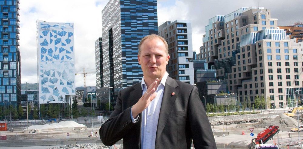 Samferdselsminister Ketil Solvik-Olsen, her fotografert foran Barcode i Oslo under møtet sommeren 2014 der han truet kommunene med tvang om de ikke kom med regler som gjør det billigere å bygge mobil- og bredbåndsinfrastruktur.