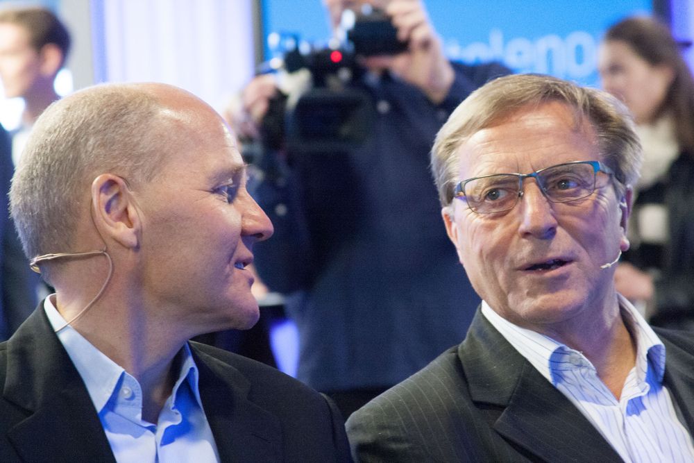 Styreleder Svein Aaser (til høyre) sier han trekker seg fra vervet som styreleder i Telenor. Næringsminister Monica Mæland sier derimot at det er hun som fjerner ham.