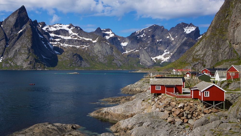 Å sikre dekning til alle husstander i landet, er en dyr og formidabel oppgave. I hvert fall gjelder dette dersom satellittbasert bredbånd anses som for dårlig.