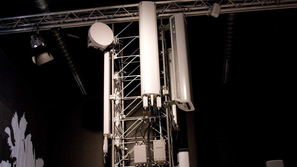 Her et eksempel på en basestasjon som mates ved hjelp av radiolinje, altså parabolen oppe til venstre. Bildet er fra Ericssons utstilling under Mobile World Congress i Barcelona i 2017.