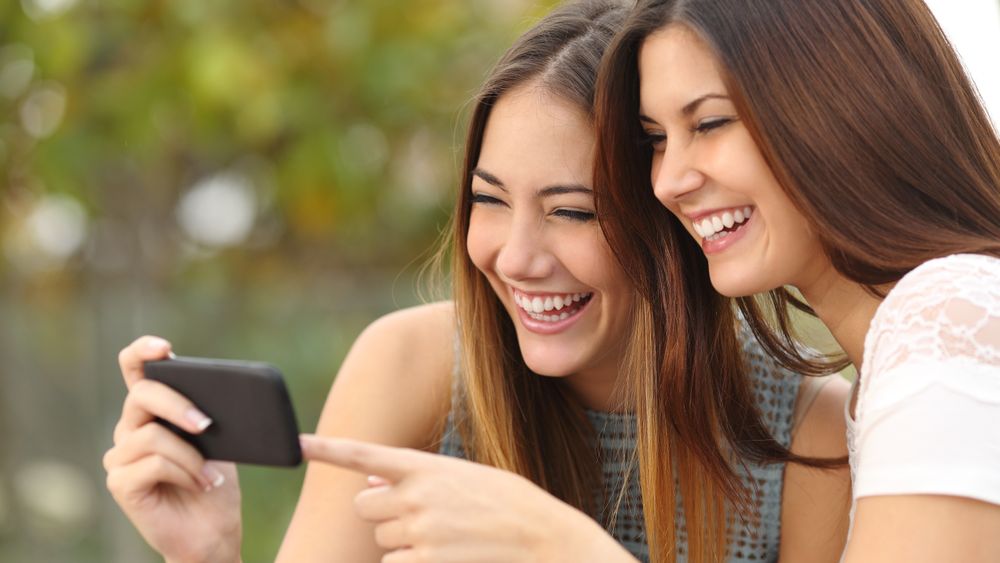 Unge er storforbrukere av korte mobilvideosnutter. Pwc spår at mobilannonsering går forbi rubrikk om få år.
