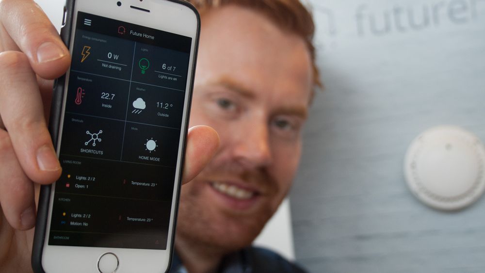 Gründer og administrerende direktør Erik Stokkeland i Future Home viser fram appen som via en sentralenhet styrer hele smarthjemmet.