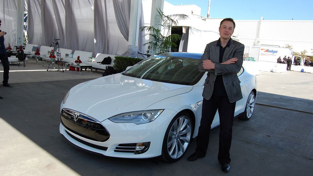 Tesla-sjef Elon Musk foran en Model S.