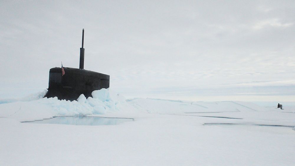Torsdag 30. juli dukker angrepsubåten SNN 21 opp av isen på polpunktet i Arktis. 