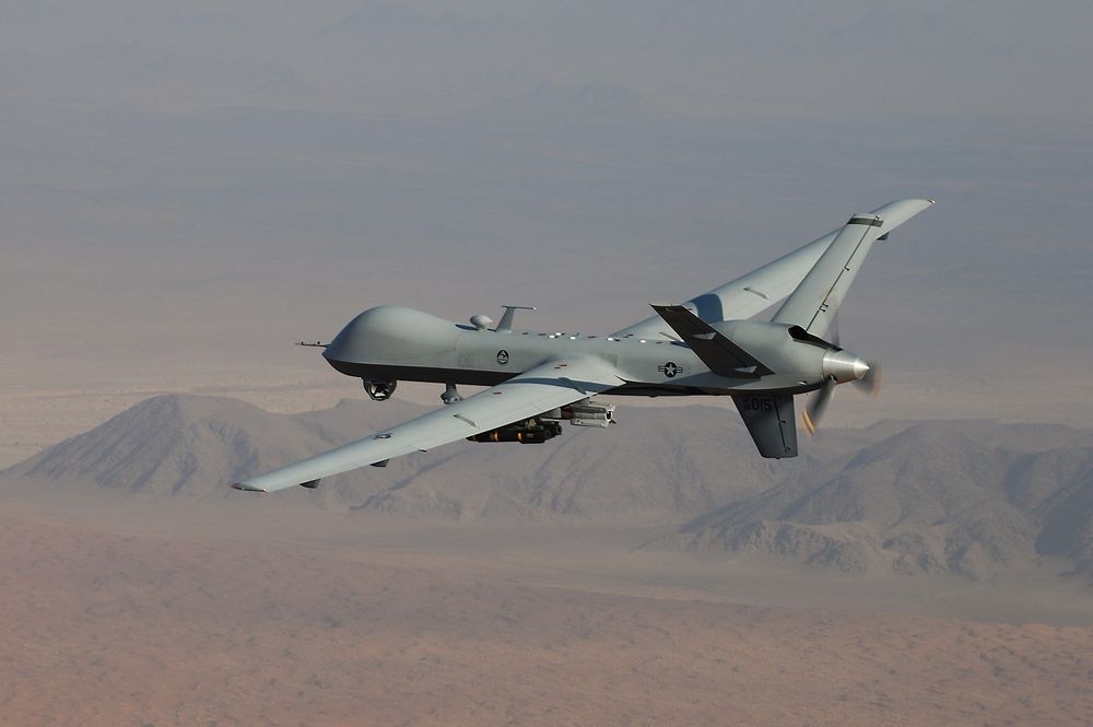 Bildet viser en amerikansk drone av typen MQ-9 Reaper med GBU-12 Paveway II-bomber og AGM-114 Hellfire-missiler som flyr over Sør-Afghanistan.
