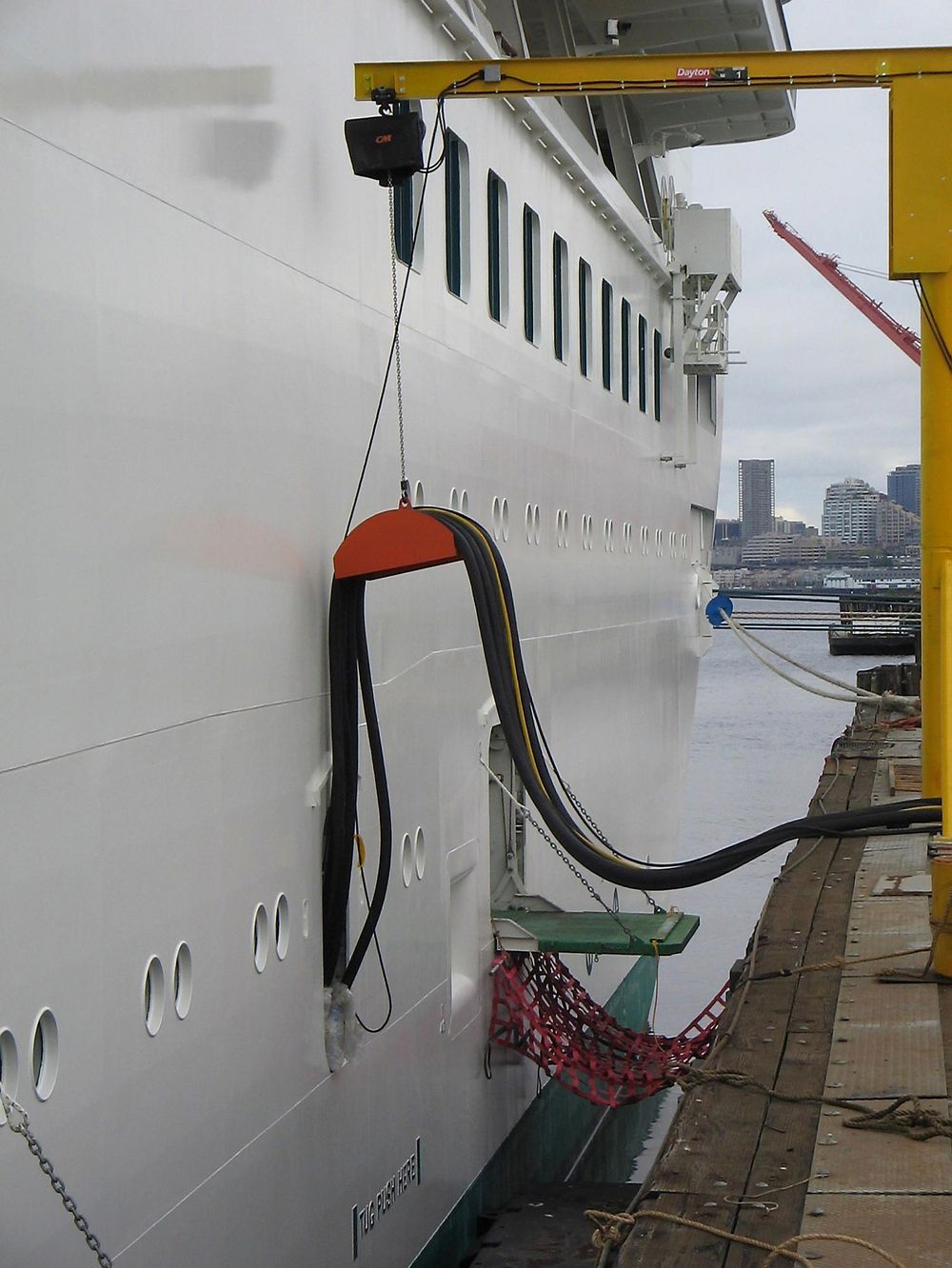 Et cruiseskip kobles på landstrøm i Seattle. 