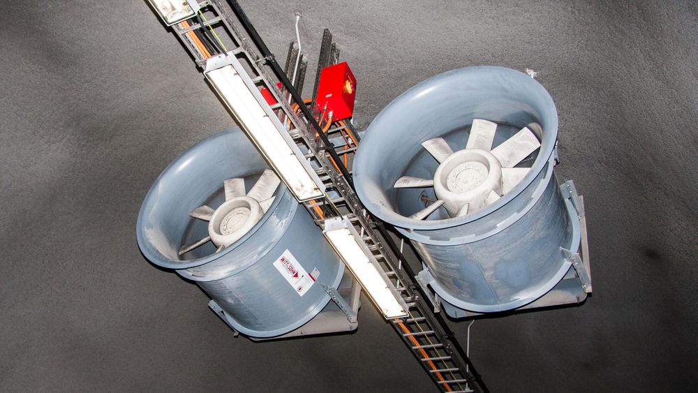 Ventilasjonen styrer røyk i ønsket retning i en brannsitasjon. 