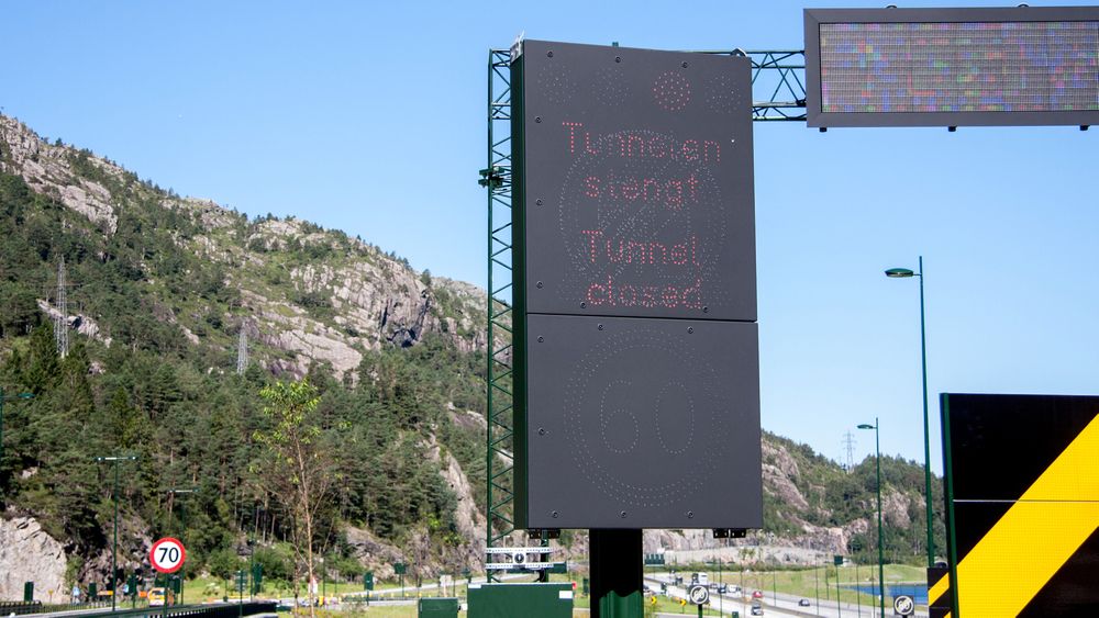 Det benyttes informasjonsskilt for å informere om stengninger og endringer i hastighet. 