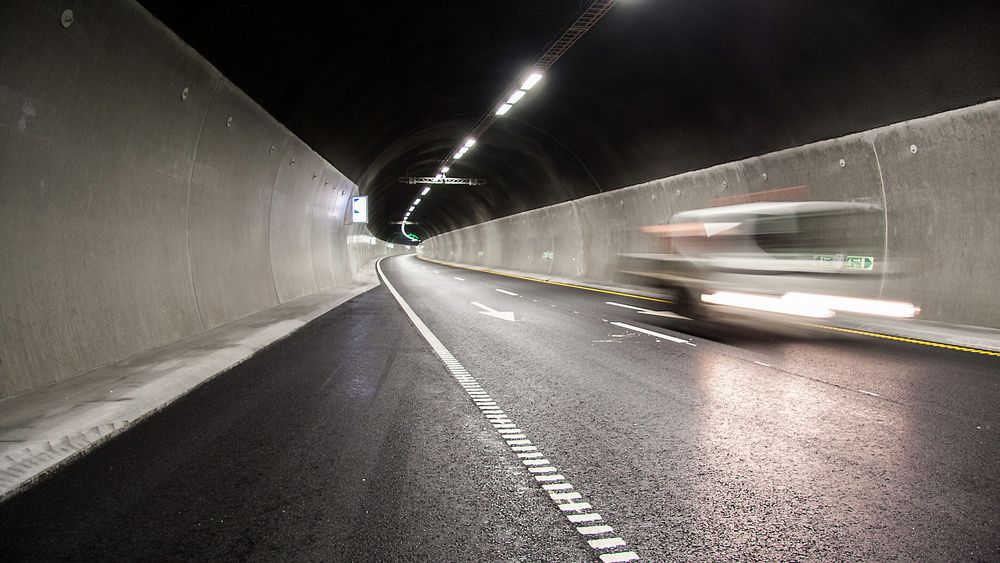 Fra og med 2016 må alle som skal ta lappen ha opplæring i kjøring i tunnel. 