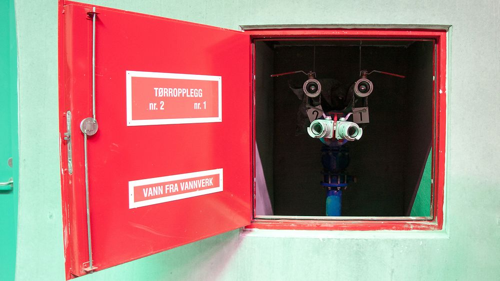 Ved brann kan brannvesenet få tilgang til vann i tunnelen, og føre eget vann eller skum over til skap i det andre løpet. 