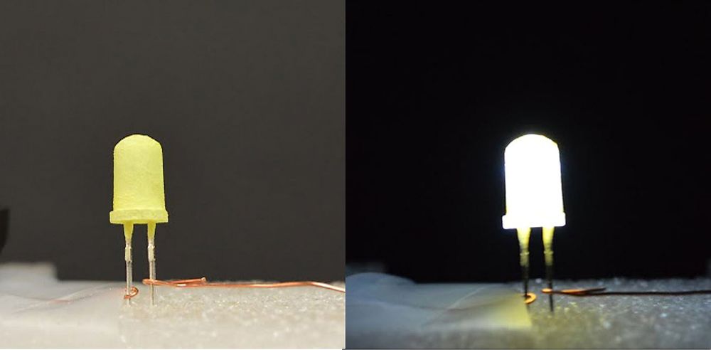 LED-dioden til venstre er påført et gult fluorescerende belegg som gjør diodens kalde, blå lys mer hvitt for det blotte øyet. Dioden til venstre er avslått. Amerikanske forskere utvikler nå nye, mer stabile og mindre kostbare belegg.